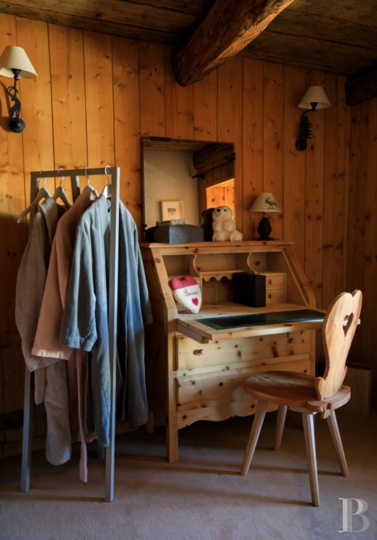 En Savoie, dans un hameau de la vallée de la Tarentaise, un grand chalet traditionnel rénové avec soin - photo  n°32